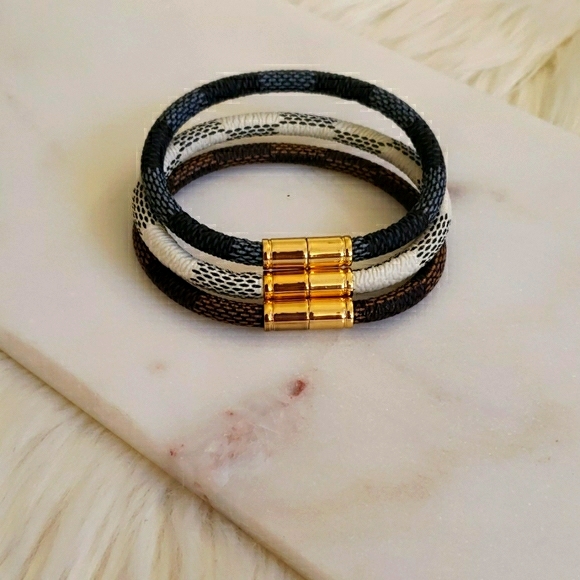 White Faux Leather Magnetic Bracelet - Picture 5 of 7